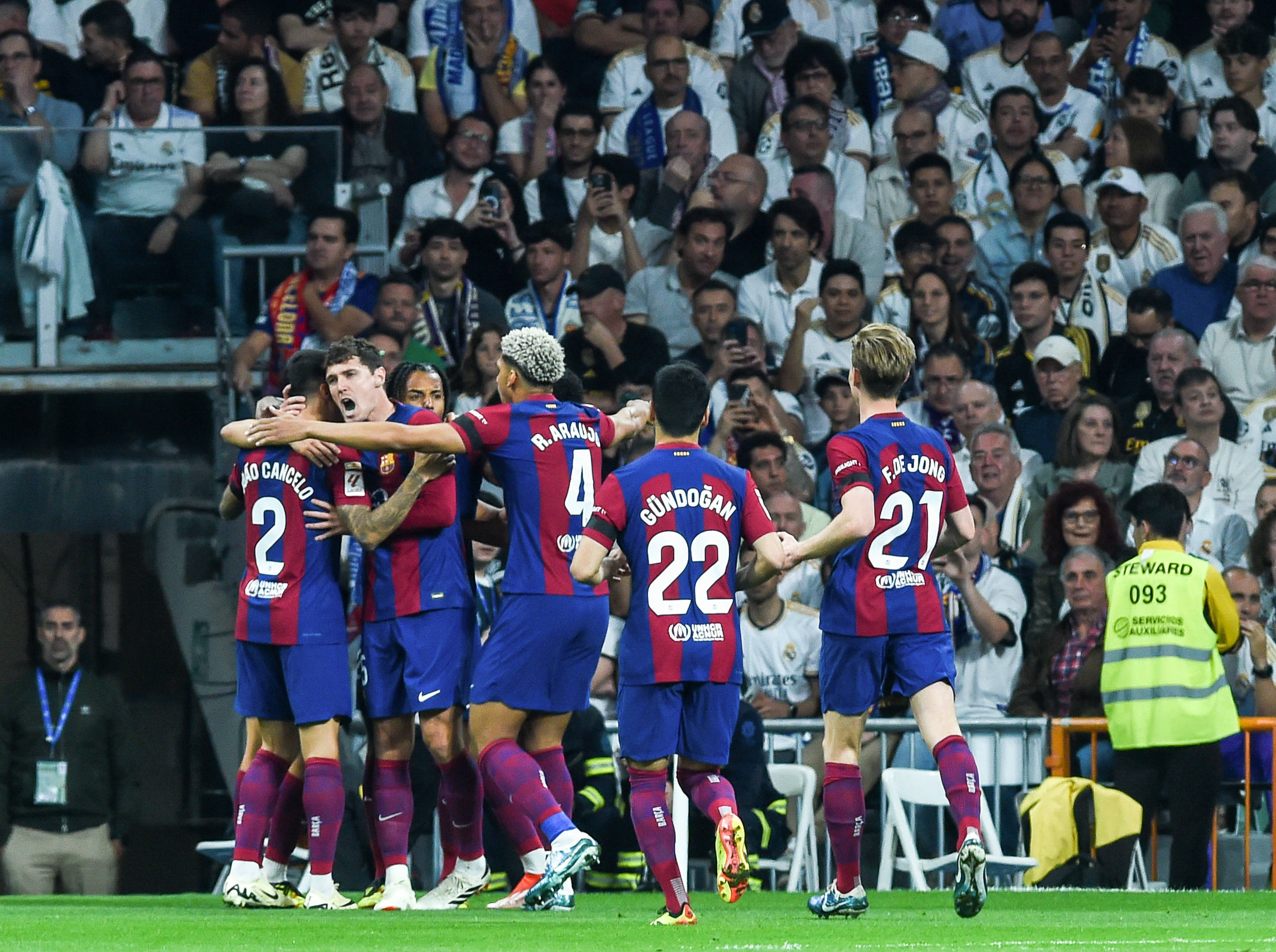 足球联赛精彩纷呈,球员们备战全力,表现亮眼 足球联赛精彩纷呈,球员们备战全力,表现亮眼